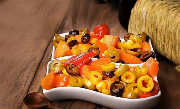 تصویر 3 از قیمت خرید ترشی پیتزایی با رب گوجه با فروش عمده